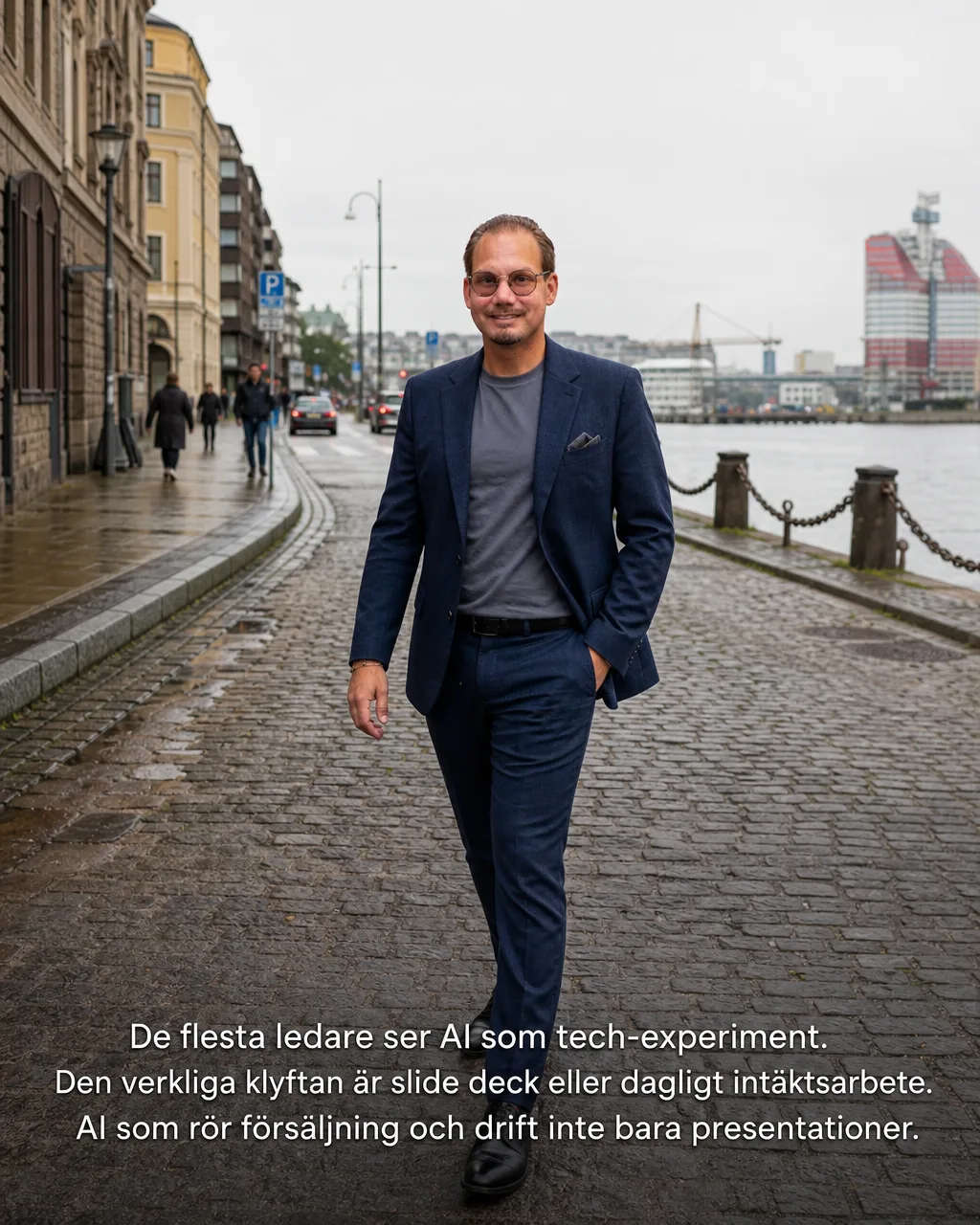 Marc Hillander i kostym på gatan i Göteborg